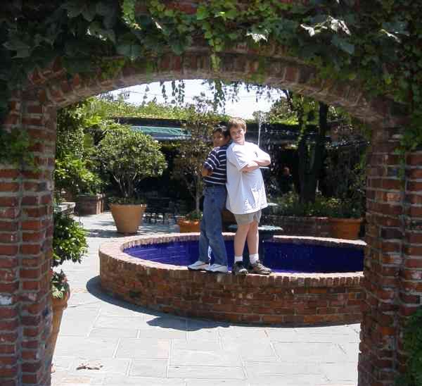 Alex and Samuel at Pappadeaux fountain