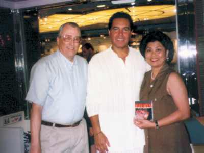Clint Holmes signs autographs